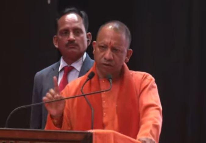 महिला स्वयं सहायता समूहों के कार्यक्रम में बोलते हुए सीएम योगी आदित्यनाथ।