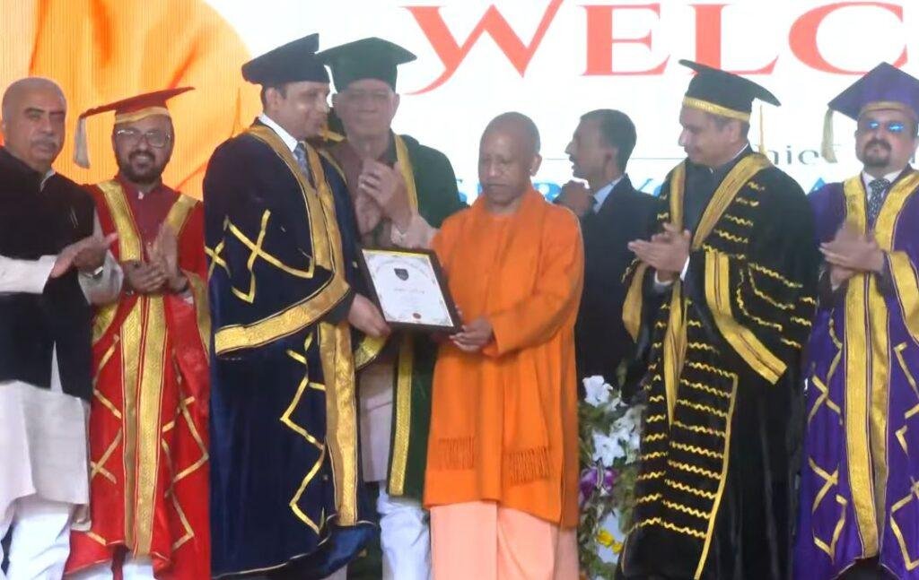 विज्ञान और रिफॉर्म से पीछे हटने वाला समाज आगे नहीं बढ़ता, CM Yogi का गूढ़ संदेश कानपुर में रामा विवि में आयोजित दीक्षांत समारोह में छात्र को सम्मानित करते सीएम योगी।