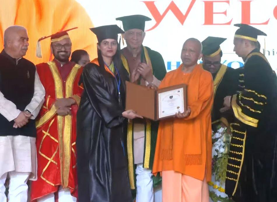 विज्ञान और रिफॉर्म से पीछे हटने वाला समाज आगे नहीं बढ़ता, CM Yogi का गूढ़ संदेश कानपुर में रामा विवि में आयोजित दीक्षांत समारोह में छात्रा को सम्मानित करते सीएम योगी।