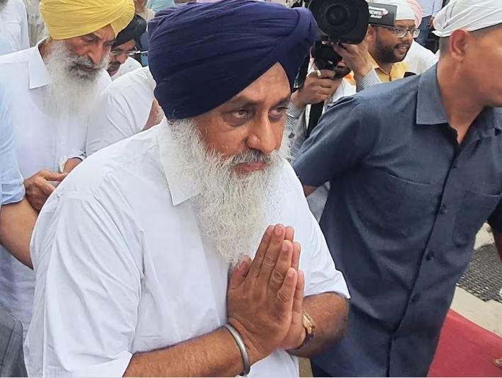 सुखबीर सिंह बादल को वॉशरूम और जूठे बर्तन साफ करने की श्री अकाल तख्त साहिब ने सुनाई सजा श्री अकाल तख्त साहिब की ओर से धार्मिक सजा के ऐलान के बाद नतमस्तक शिअद अध्यक्ष सुखबीर सिंह बादल।
