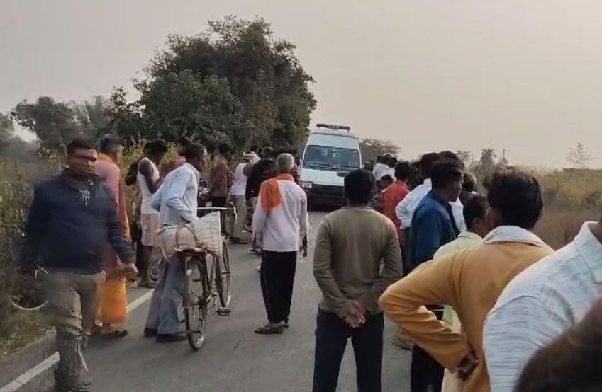 Garhwa Accident : घटना के बाद सड़क जाम कर हंगामा करते ग्रामीण