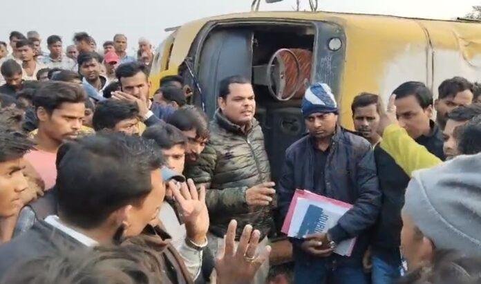 Garhwa Accident : बाइक को बचाने में पलटी स्कूल बस, एक बच्चे की मौत कई घायल...