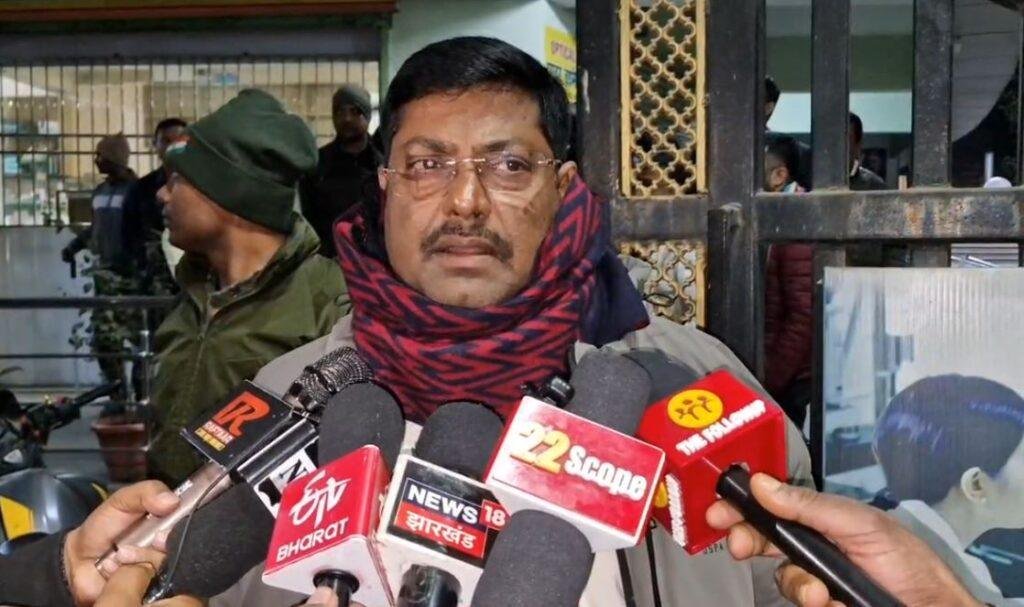 Hazaribagh Murder : कटकमदाग प्रखंड प्रमुख के पति की सर पर गोली मारकर हत्या, जांच में जुटी पुलिस... Hazaribagh Murder : घटना की जानकारी देते पुलिस कप्तान अरविंद कुमार सिंह