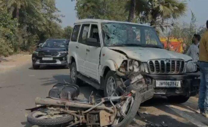 Dhanbad Accident : स्कॉर्पियो और बाइक में जोरदार टक्कर, बाइक सवार गंभीर...
