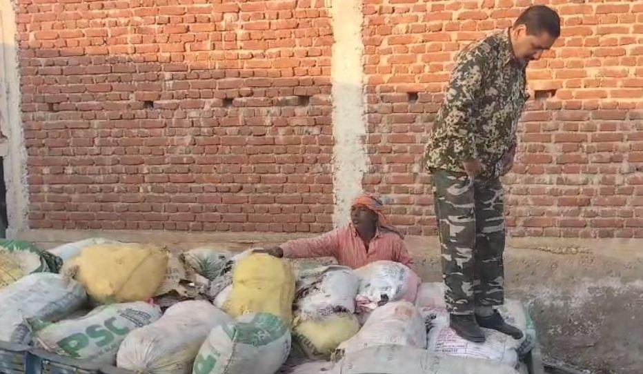 Giridih Raid : माइका जब्त करती पुलिस