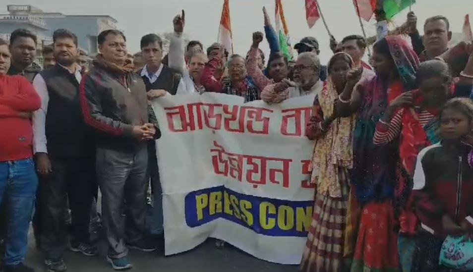 Dhanbad : सांसद ढुल्लू महतो का पुतला दहन, निरसा विधायक अरुप चटर्जी को बांग्लादेशी...
