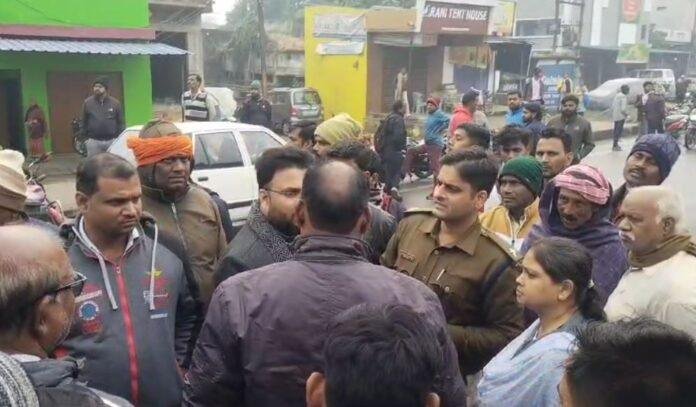 Bokaro Accident : ड्यूटी जा रहे बाइक सवार को फॉर्चूनर ने कुचला, मौत के बाद परिजनों में बवाल