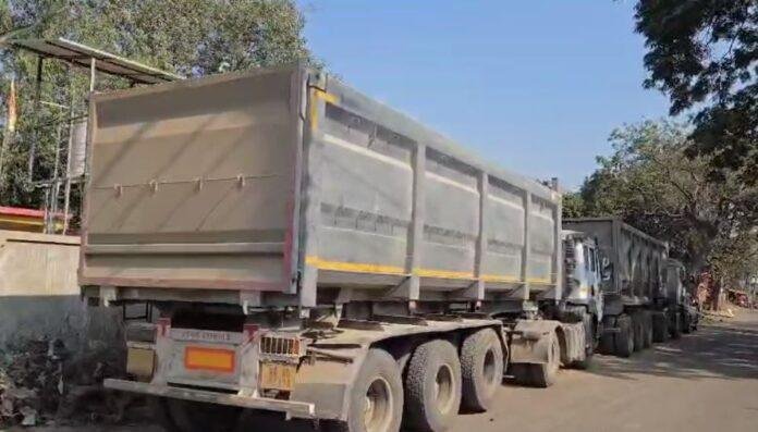 Pakur Crime : पाकुड़ पुलिस की बड़ी कार्रवाई, गिट्टी लदा 4 ओवरलोड हाइवा जब्त...