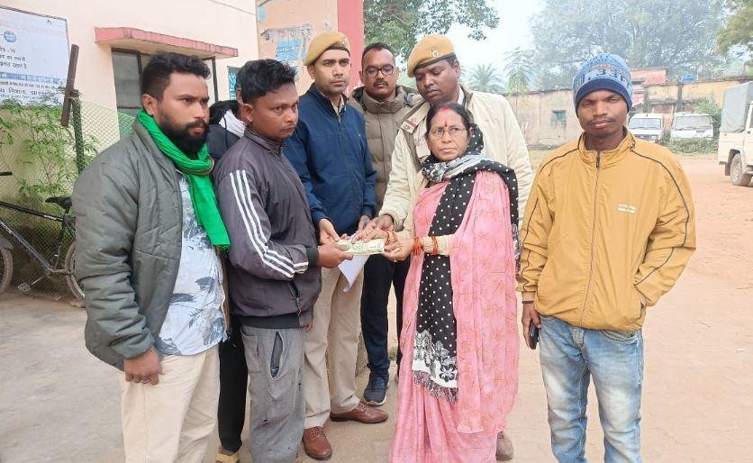 Ranchi : शौच के लिए गए व्यक्ति को हाथियों ने पटक-पटककर मार डाला... | 22Scope News Ranchi : मृतक के परिजनों को राशि देती वन विभाग की टीम