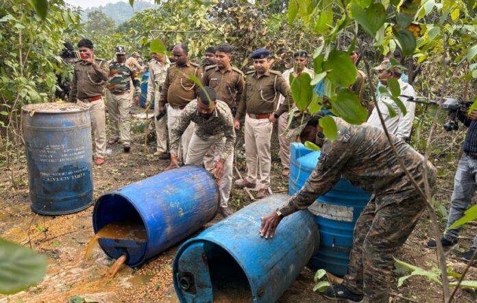 Giridih Crime : ड्रोन से जंगल में उत्पाद विभाग की छापेमारी, भारी मात्रा में शराब बरामद