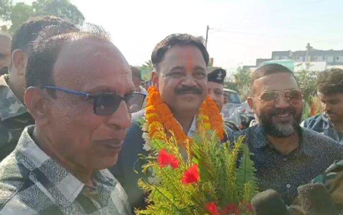 Giridih पहुंचने पर मंत्री सुदिव्य कुमार सोनू के स्वागत में फूटे बम, उड़े गुलाल और...