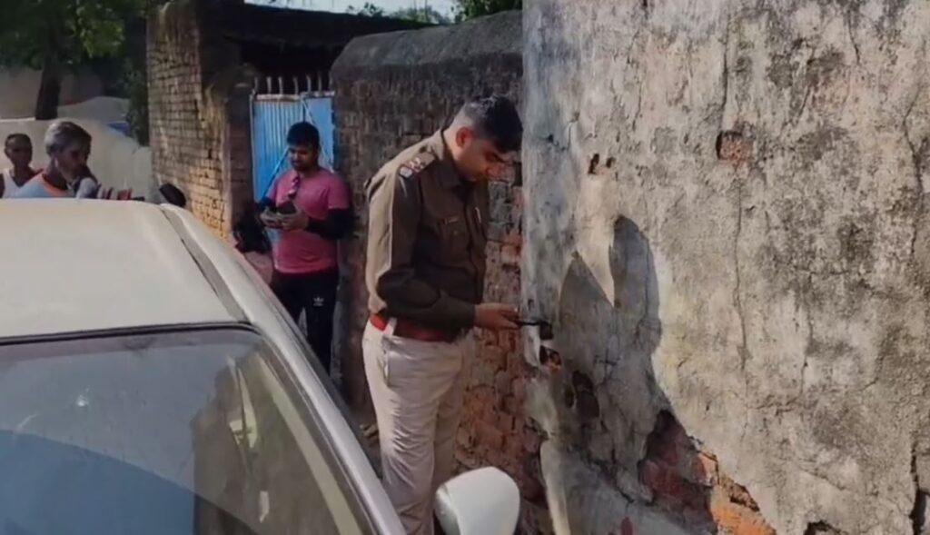 Baghmara Crime : दो लोगों पर अपराधियों ने की ताबड़तोड़ फायरिंग, जांच में जुटी पुलिस... Baghmara Crime : घटना के बाद जांच करती पुलिस