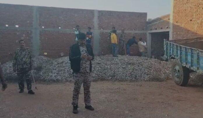 Giridih Raid : बड़ी कार्रवाई, 30 ट्रैक्टर माइका और मशीन जब्त...