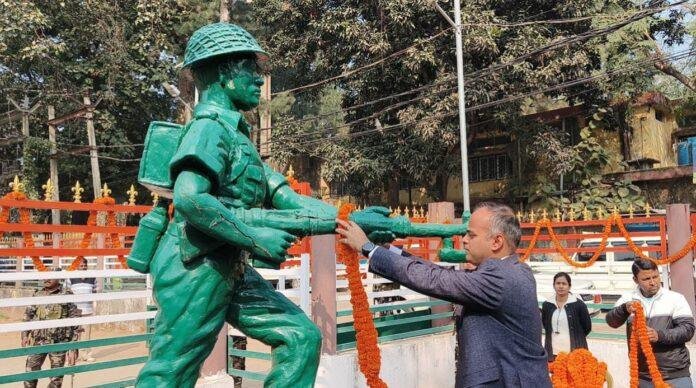 Gumla : परमवीर चक्र विजेता लांस नायक अलबर्ट एक्का की जयंती पर डीसी ने दी श्रद्धांजलि...
