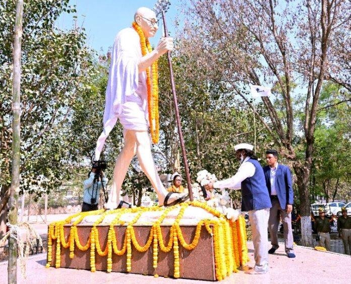 राष्ट्रपिता महात्मा गांधी के पदचिन्हों एवं बताए रास्ते पर चलना उनके प्रति सच्ची श्रद्धांजलि है: हेमन्त सोरेन