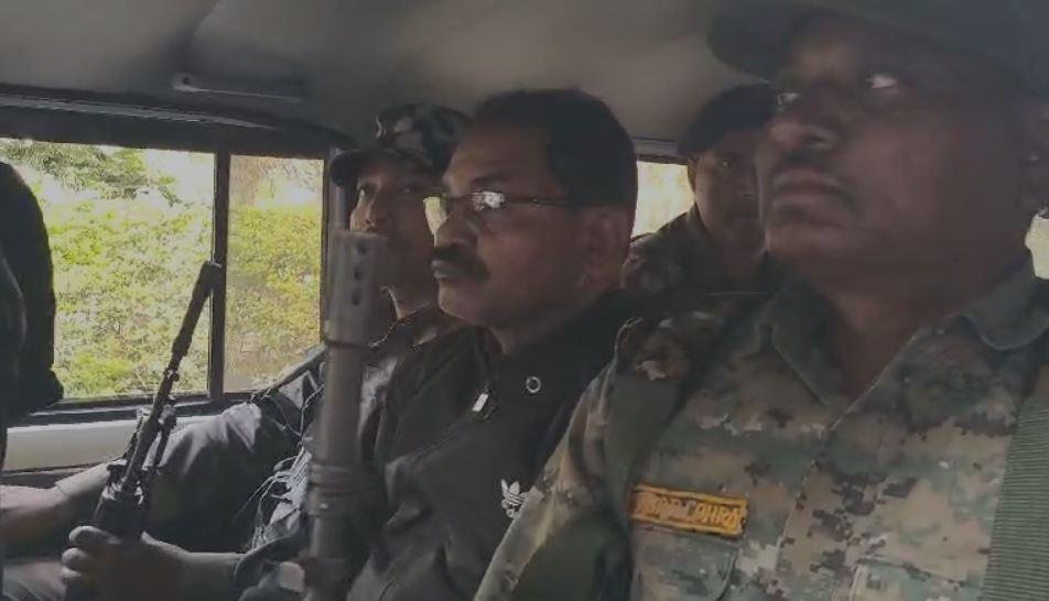 Hazaribagh : घूस लेते रंगेहाथ धराया पंचायत सचिव, ACB की बड़ी कार्रवाई... Hazaribagh : गिरफ्तार कर ले जाती एसीबी की टीम