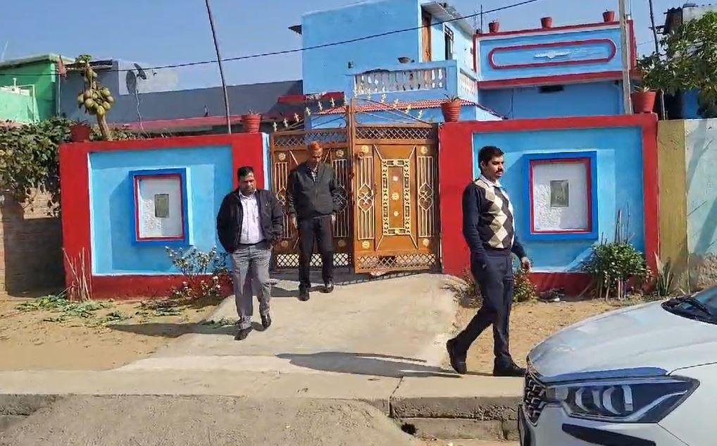 Hazaribagh Raid : छापेमारी कर बाहर निकलती सीबीआई की टीम