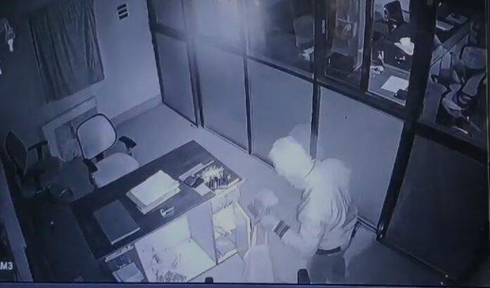 Pakur Crime : खिड़की का ग्रील तोड़कर ऑफिस के अंदर घुसे और 4 लाख नगद लेकर फरार, जांच में जुटी पुलिस...