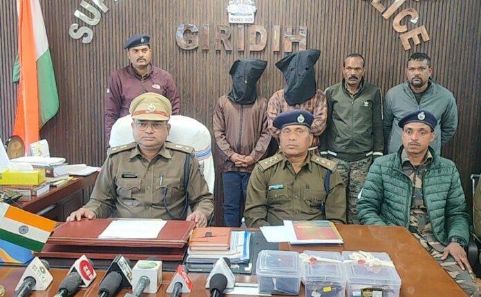 Giridih Crime : राजा मंदिर के पुजारी घर पर डाका डालने वाले दो अपराधी गिरफ्तार, देशी पिस्टल सहित कई सामान बरामद...