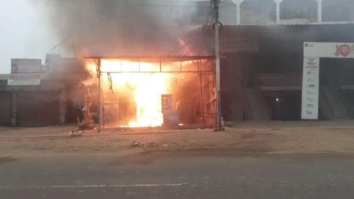 फास्ट फूड्स दुकान में लगी भीषण आग, लाखों का सामान जलकर खाक