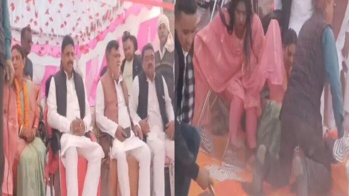 मंच टूटा, धड़ाम से गिरे सांसद साहब, बाल-बाल बचे