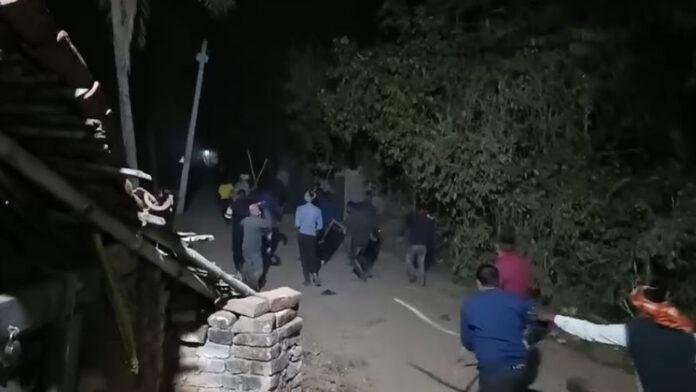 हिंसक झड़प में गोलीबारी, आधा दर्जन लोग जख्मी, Video Viral