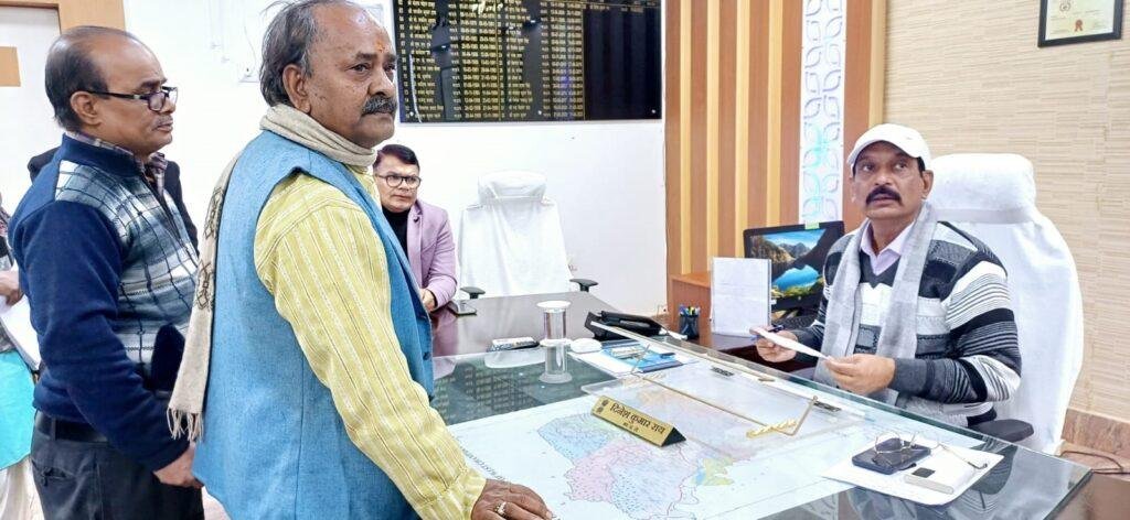 जिलाधिकारी के जनता दरबार में 67 मामलों की हुई सुनवाई