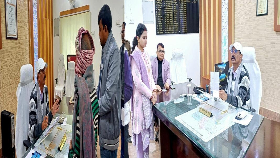 जिलाधिकारी के जनता दरबार में 67 मामलों की हुई सुनवाई