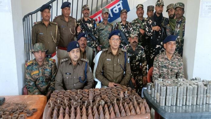 पुलिस और सुरक्षा बलों को मिली बड़ी कामयाबी, प्रेशर कुकर व केन बम बरामद
