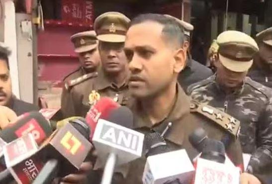 सामूहिक हत्याकांड के बारे में मीडिया को जानकारी देते लखनऊ के संयुक् पुलिस कमिश्नर बबलू कुमार।