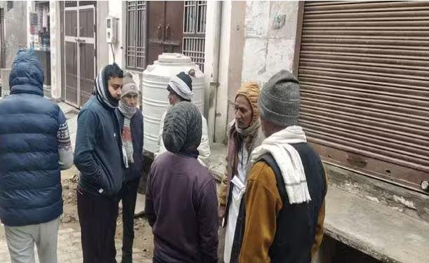 लखनऊ सामूहिक हत्याकांड के आरोपी अरशद के घर के बाहर जुटे लोग। 
