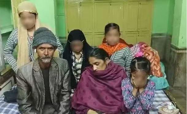 लखनऊ सामूहिक हत्याकांड में मारी गईं मां और चार बेटियों की फाइल पारिवारिक फोटो। बेटियों का पिता अभी फरार है।
