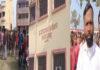 मैट्रिक की एडमिट कार्ड नहीं मिलने से नाराज आक्रोशित छात्रों ने जमकर काटा बवाल