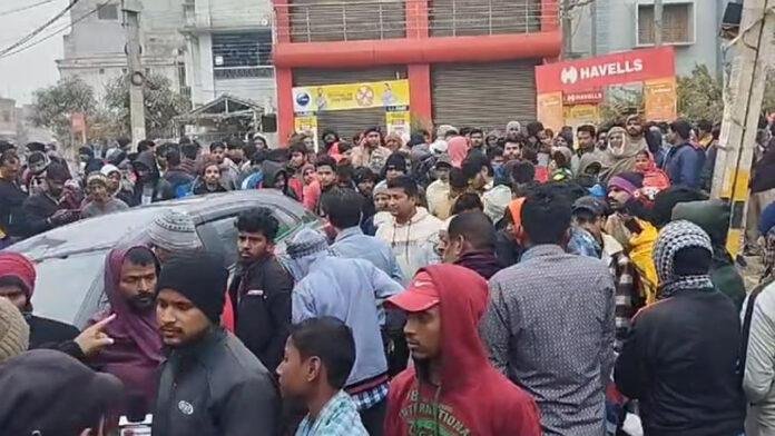 कार की ठोकर से एक की मौत, 3 गंभीर रूप से घायल