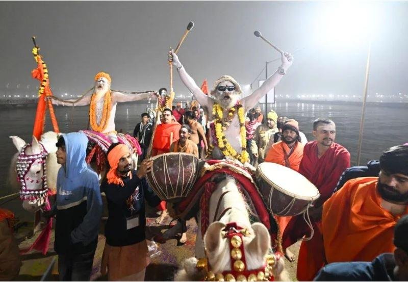 महाकुंभ 2025 में अमृत स्नान के दौरान 10 बजे तक 1.38 करोड़ ने लगाई डुबकी, हुुई पुष्पवर्षा | 22Scope News महाकुंभ 2025 के पहले शाही - अमृत स्नान के लिए संगम तट को पहुंचते सनातनी अखाड़ों के संत।