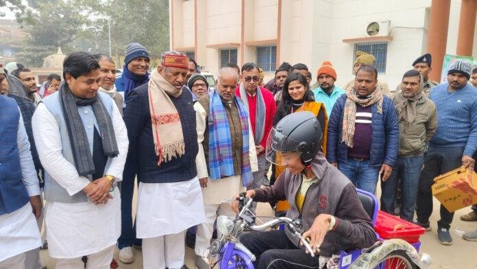 'दिव्यांगजनों को आत्मनिर्भर बनाने की पहल'