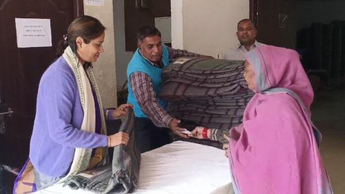 Mayor Garima Devi Sikariya महापौर ने गरीब व असहाय लोगों को वितरण किया कंबल