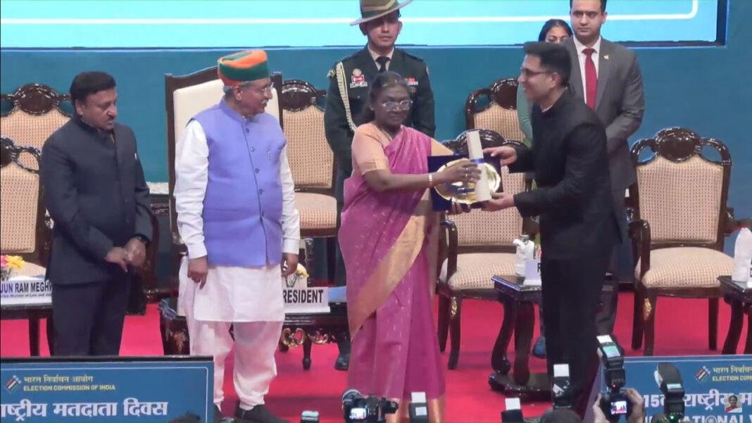 राष्ट्रपति से सम्मान ग्रहण करते मोतिहारी के DM, जानें क्यों