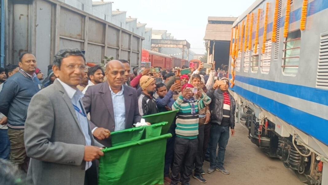 जमालपुर में इलेक्ट्रिक टावर कार को DRM ने हरी झंडी दिखाकर किया रवाना