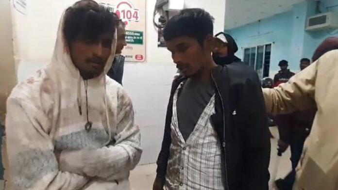2 बदमाश भीड़ के हत्थे चढ़े, बर्तन की दुकान पर पहुंचे थे 5