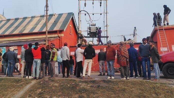 स्टेशन में शॉर्ट सर्किट से लगी आग, लाखों का सामान जलकर राख
