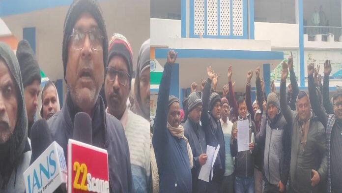 मुखिया के दबंगई के खिलाफ रोजगार सेवकों ने DM को दिया आवेदन