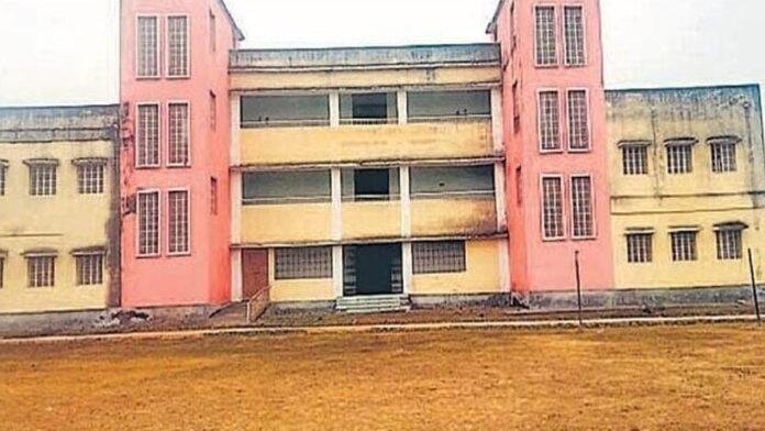 10 साल पहले बना विद्यालय भवन, लटका रहता है ताला