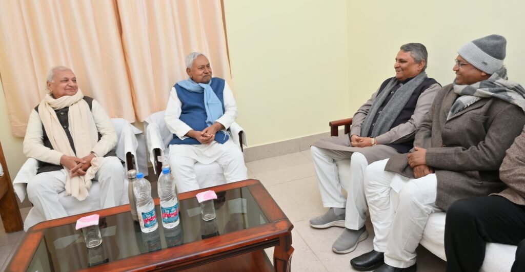 नीतीश ने कल्याण विगहा गांव में जाकर मां की पुण्यतिथि पर किया पुष्पांजलि