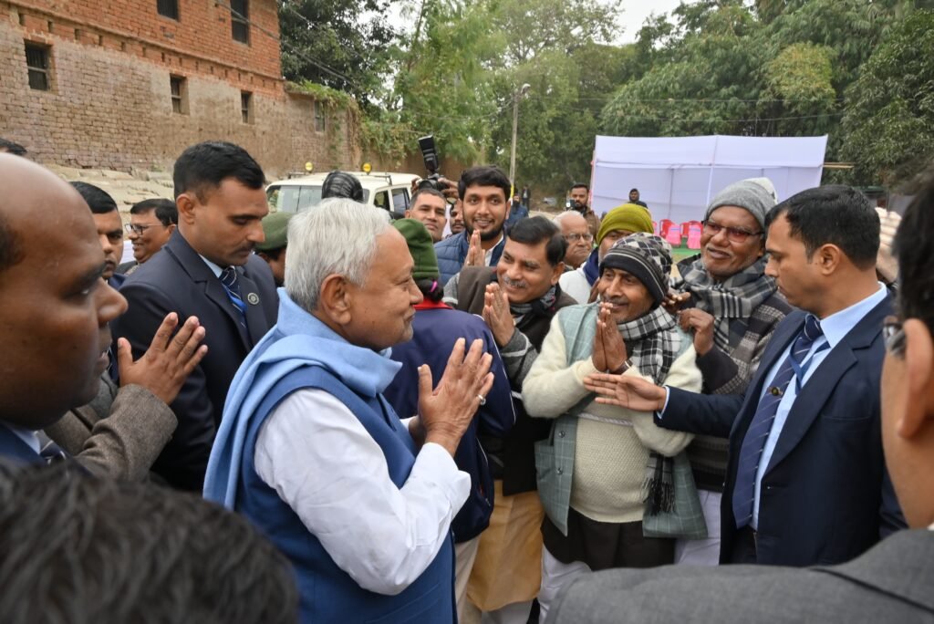 नीतीश ने कल्याण विगहा गांव में जाकर मां की पुण्यतिथि पर किया पुष्पांजलि