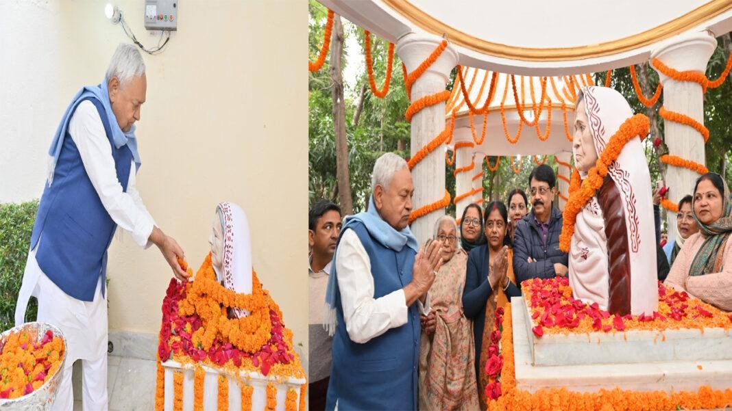 नीतीश ने कल्याण विगहा गांव में जाकर मां की पुण्यतिथि पर किया पुष्पांजलि