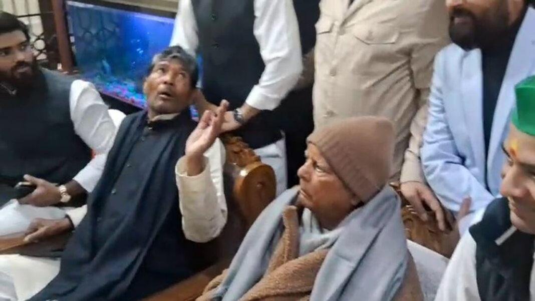 पारस के आवास पर दही-चूड़ा भोज में शामिल हुए लालू, महागठबंधन में आने का दिया न्योता