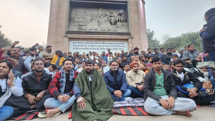 PK को DM का निर्देश, कहा- गांधी मूर्ति से हटाएं धरना