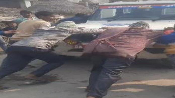 पुलिस गाड़ी सही देख रेख के अभाव में हो गई है खटारा