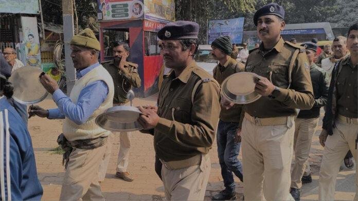 हाथ में थाली पकड़ पिटते हुए घूम रहे हैं गृह रक्षा वाहिनी के कर्मी